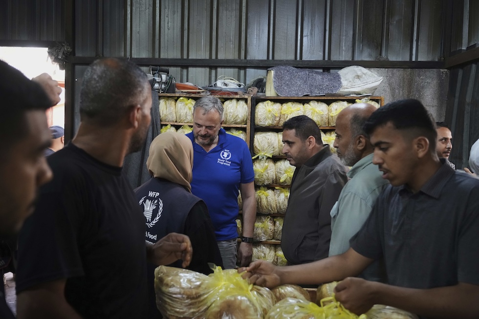 Distribuzione di pane del Programma alimentare mondiale a Deir al-Balah, il 22 maggio
