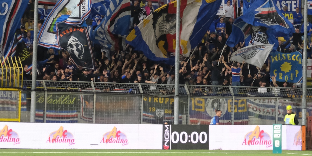 Tifosi della Sampdoria durante la partita contro la Juve Stabia a Castellammare di Stabia, 13 maggio 2025 (Alessandro Garofalo/LaPresse)