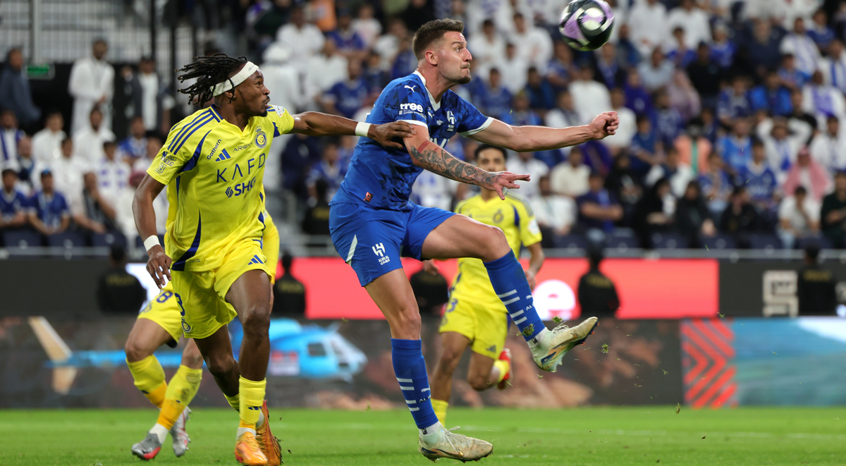 Un contrasto aereo tra Sergej Milinkovic-Savic e Mohamed Simakan durante l'ultima partita tra Al-Hilal e Al-Nassr, due delle squadre di proprietà del fondo sovrano saudita (Abdullah Ahmed/Getty Images)