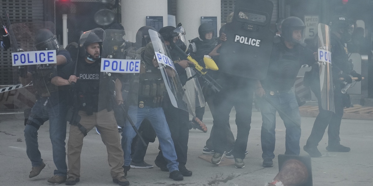 Agenti delle forze dell'ordine durante le proteste a Los Angeles del 6 giugno 2025 (AP Photo/Jae C. Hong)